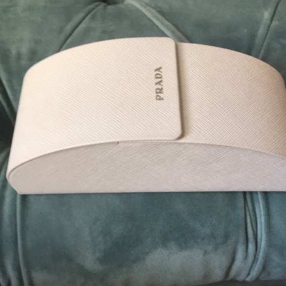 PRADA - Picture 2 of 3